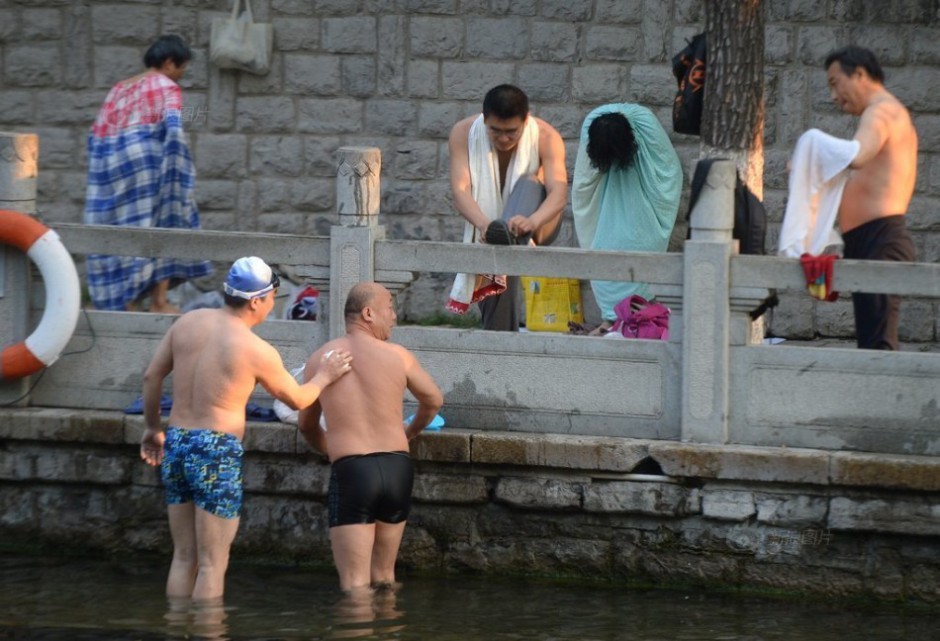 济南护城河变“浴场” 大妈套床单露天更衣