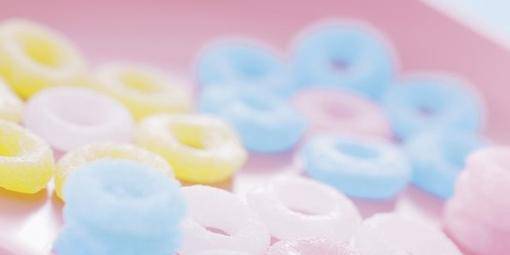 小巧甜蜜的彩虹糖摄影图片
