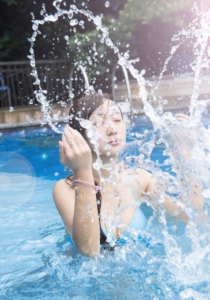 90后美女夏日泳装写照