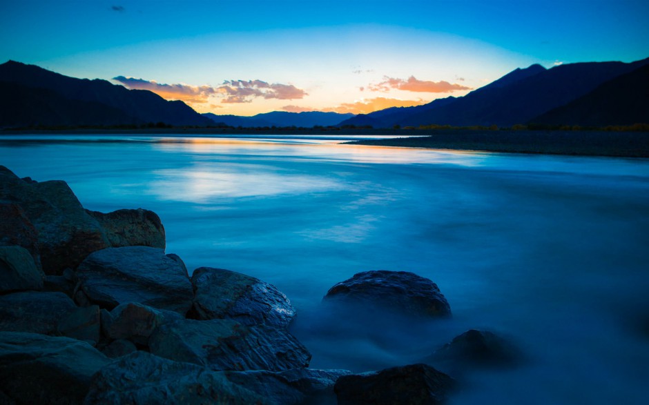 西藏拉萨旅游湖泊风景图片