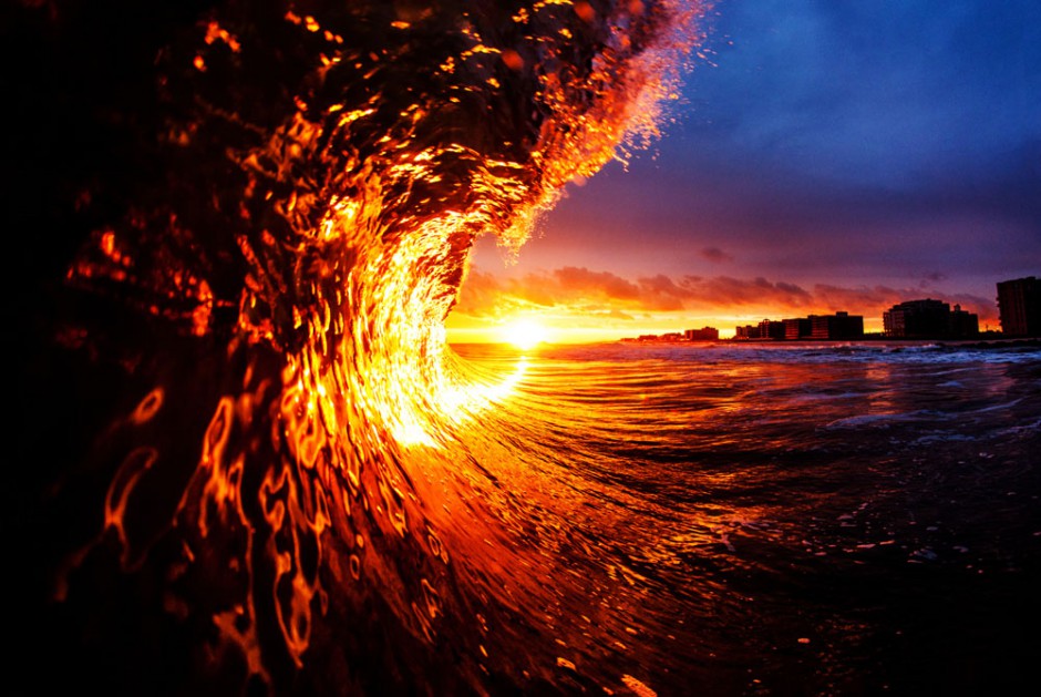 夕阳下汹涌海浪唯美意境海边风景图片