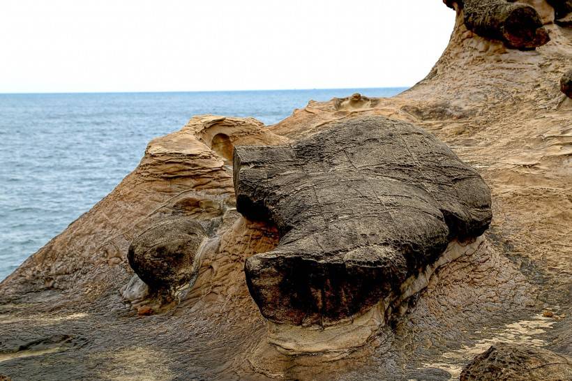 海滩石头风景图片高清壁纸下载