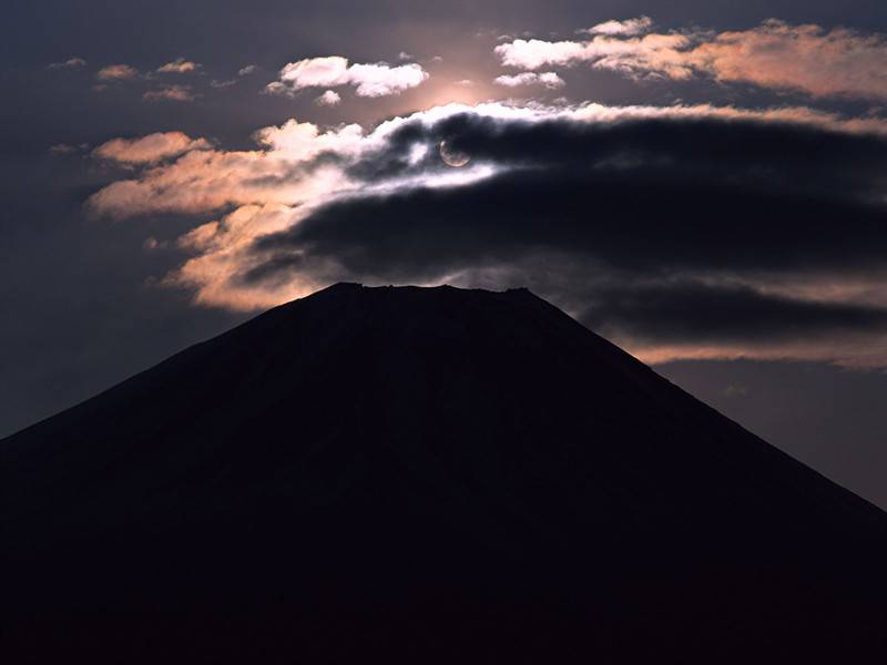 美妙绝伦的富士山下风光高清壁纸