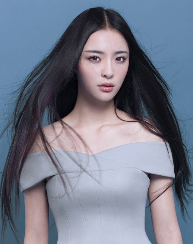 李莎旻子微露性感锁骨迷人写真