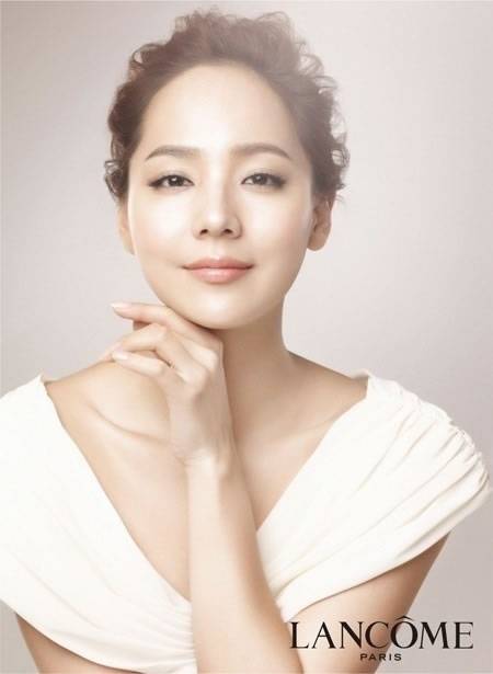 韩国女星柳真展现女性魅力写真