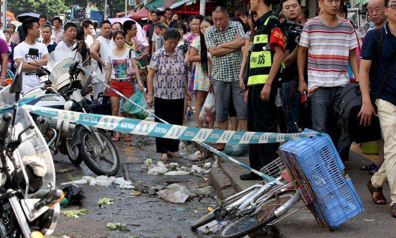 深圳一男子当街砍人 致1死12伤
