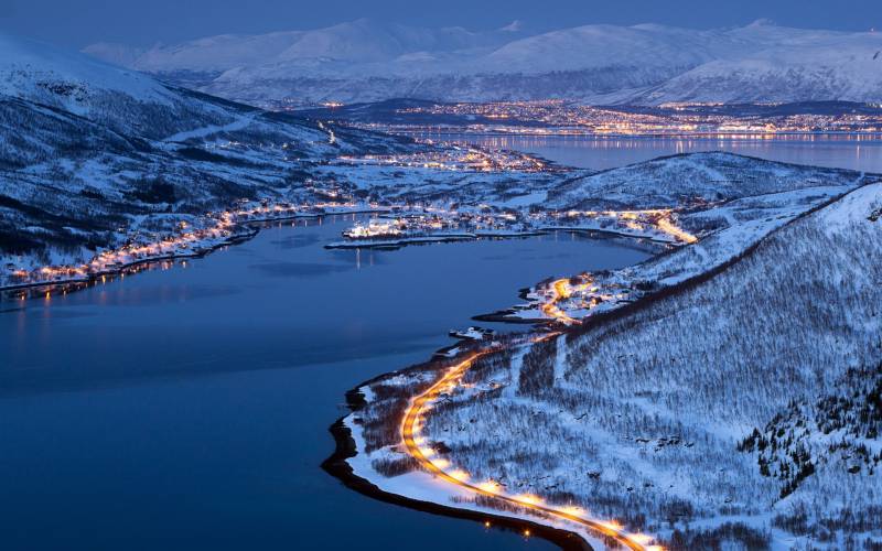 雪中城市夜景高清风景壁纸