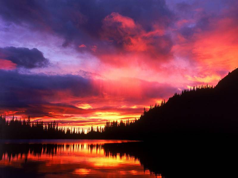 日落晚霞微微泛红的美景图片