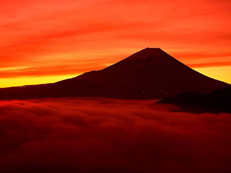 日本第一高峰富士山远景图片