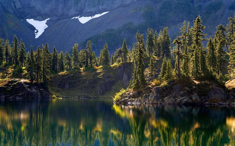 山间湖畔的自然美景图片