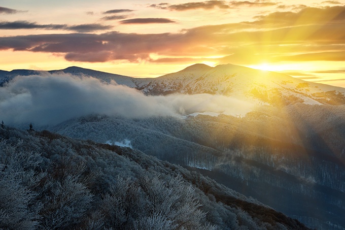 银装素裹的冬日雪山风景图片