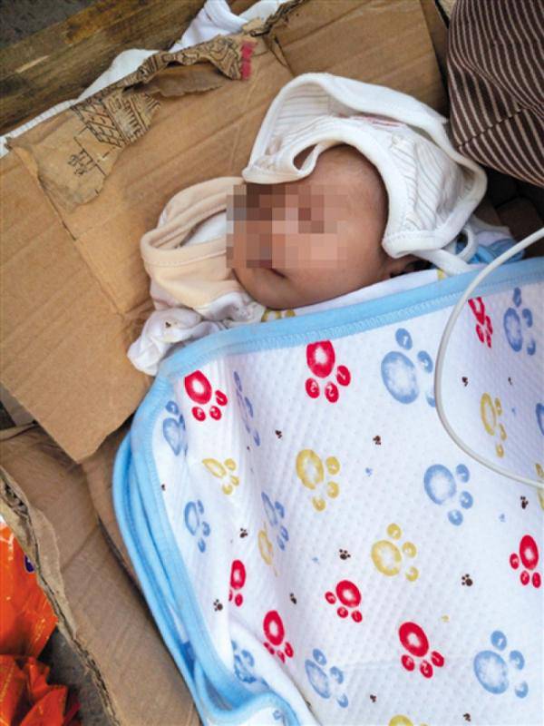 唇裂男婴出生约十天被抛弃超市门前 警方寻找父母