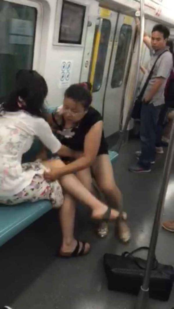 北京地铁两女子抢座撕衣 各自都走光(4)
