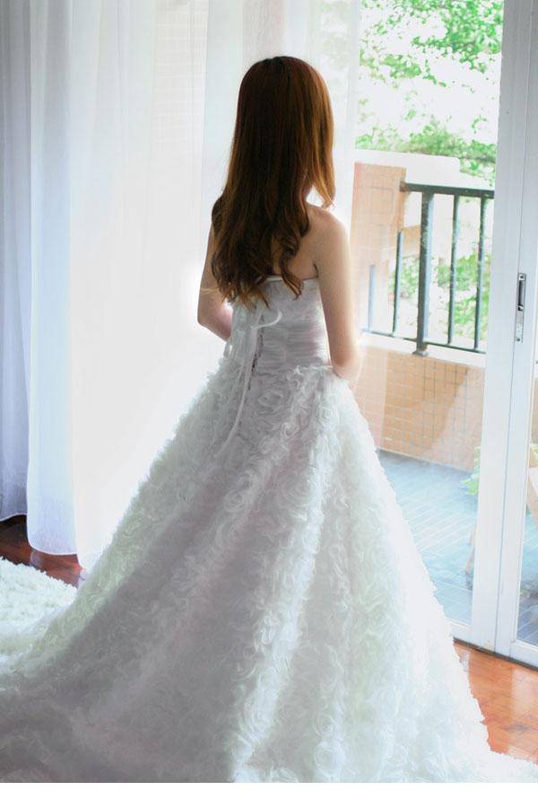 唯美漂亮少女白色婚纱人体写真