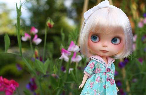 清澈大眼睛的卡通娃娃萌图