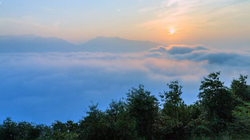 山峰云海图片美丽风景壁纸