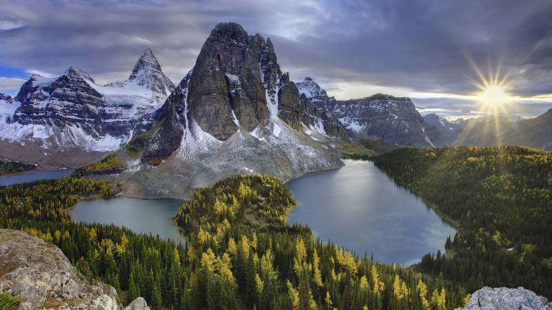 火山口上的湖泊美景高清组图