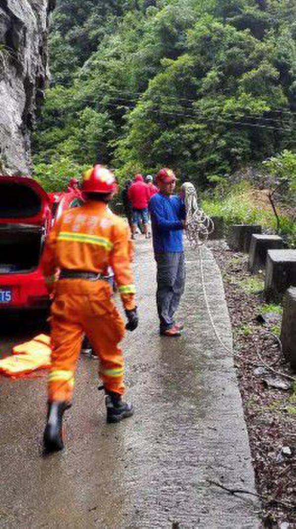 上海一驴友“瀑降”80米高瀑布时不幸身亡(3)