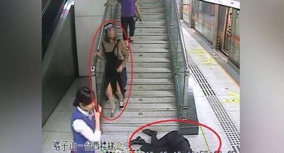 女子乘地铁拒安检 将安检员推下楼梯