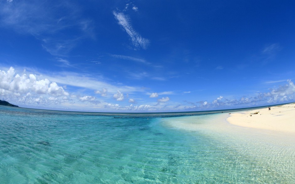 碧海蓝天的海滩迷人高清图片