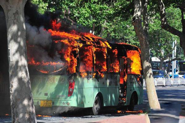 山东威海公交车起火 大火包围整台车辆