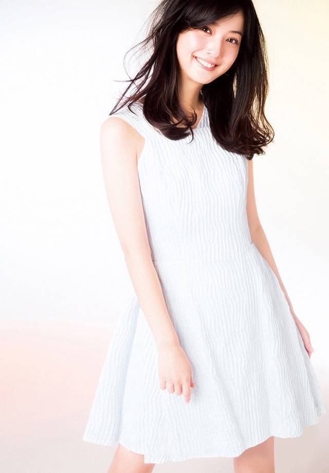 佐佐木希清纯白色连衣裙甜美写真