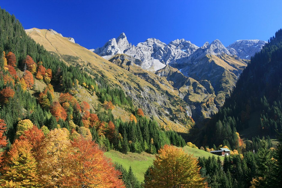 秋天阿尔卑斯山山脉景色图片