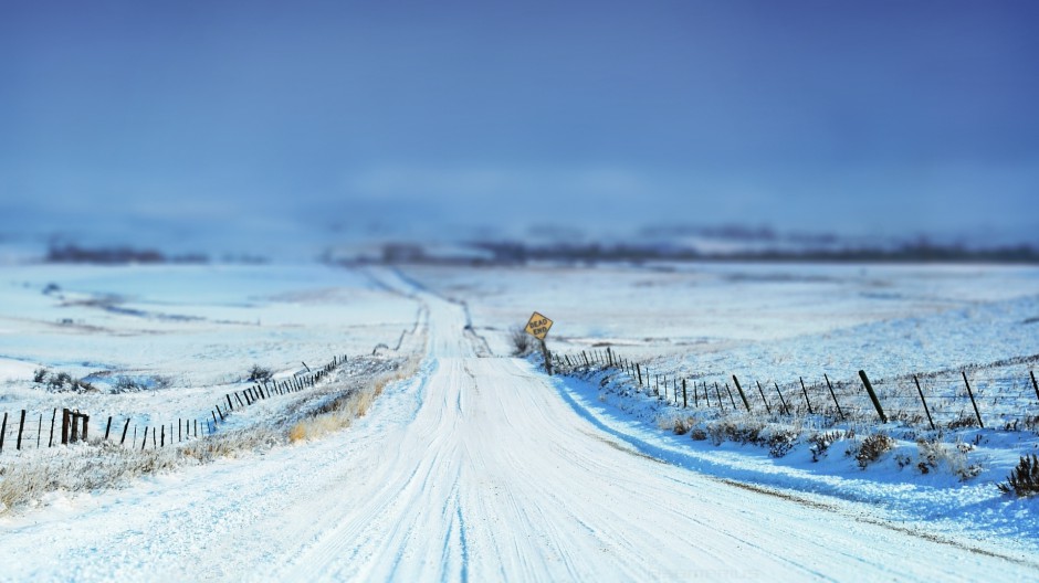 乡村林间冰雪覆盖的道路唯美图片