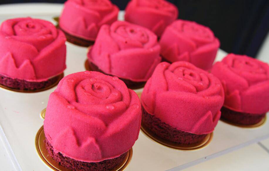 红玫瑰精致造型蛋糕图片