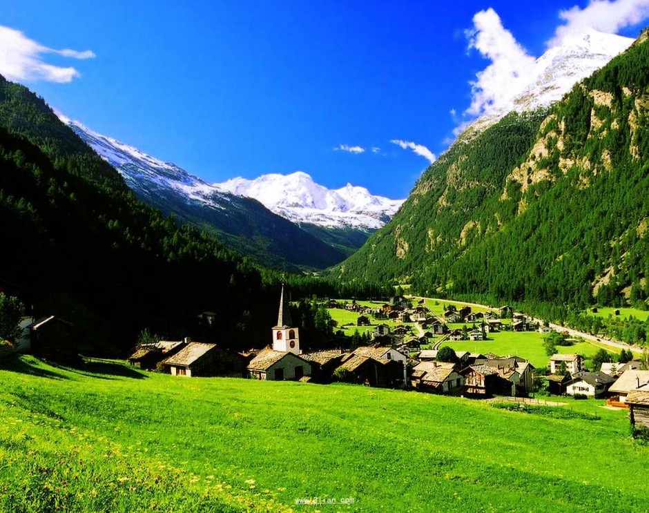 意大利阿尔卑斯山脉风景青翠秀丽