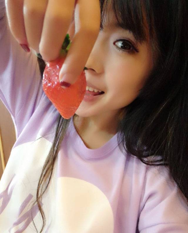 刘雪妮甜美草莓甜心可爱自拍