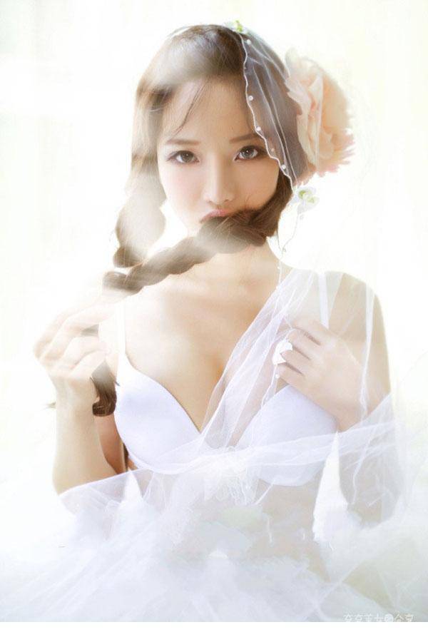 中国美女妖娆人体艺术照片