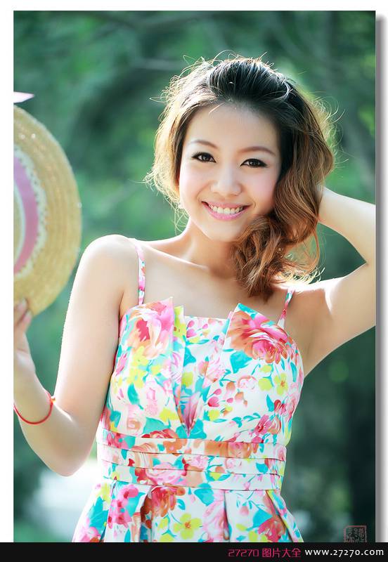 街拍清纯性感小明星