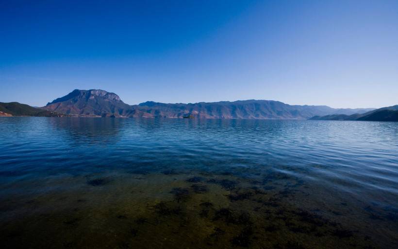 泸沽湖高山湖泊风景摄影图片