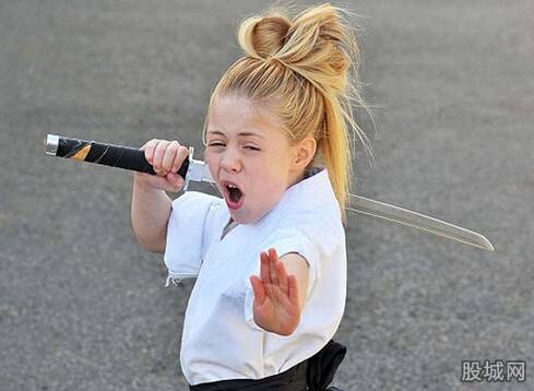 英国现9岁武术神童 十八般武艺样样精通