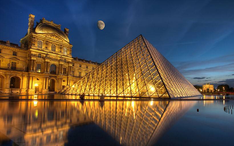雄伟的卢浮宫金字塔图片