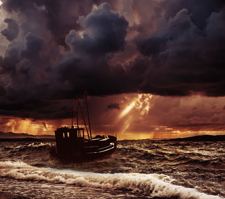 汹涌海浪中飘零的孤船凄美意境图片
