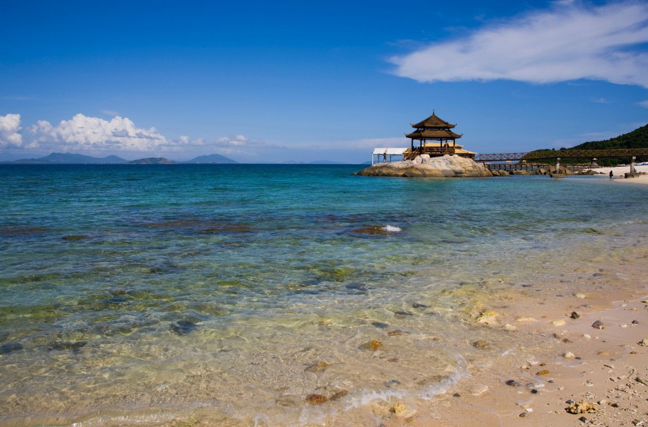 碧蓝海浪轻抚沙滩 海南三亚唯美风景图片