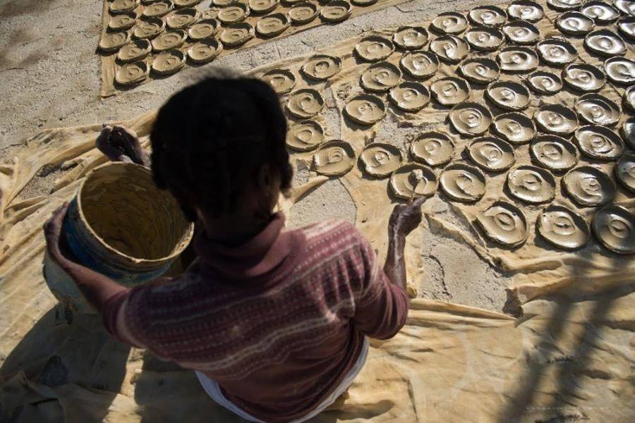 海地贫民用泥巴制作“饼干”充饥