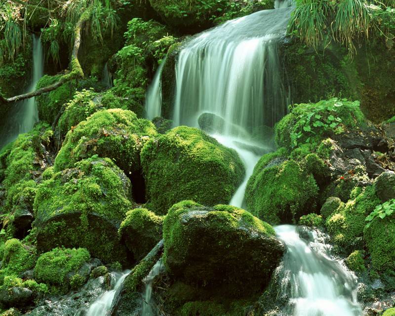 青山绿水山间奔流的溪流瀑布