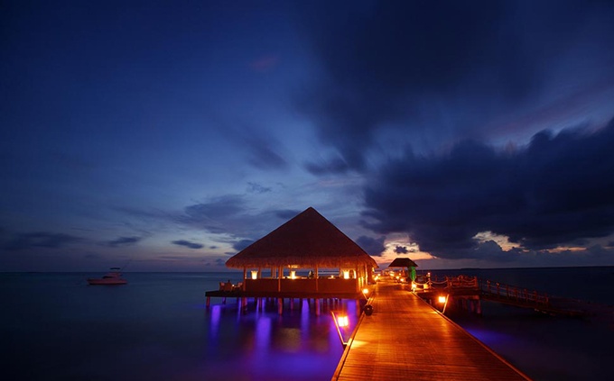海边度假屋浪漫夜景风景图片