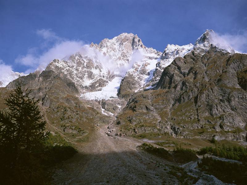 雾气缭绕高耸雪山风景图片