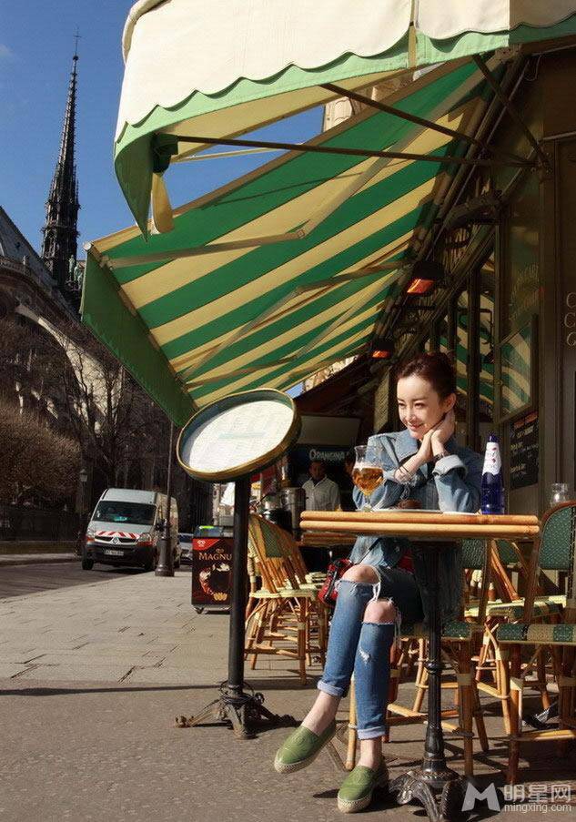 张檬慵懒享受巴黎午后阳光