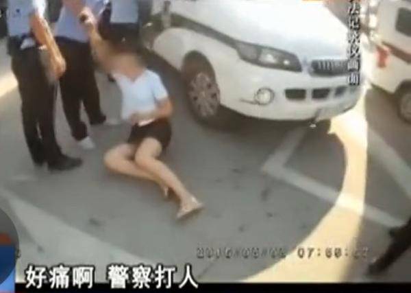 女子违章被查自解衣扣 指责:警察摸我(2)