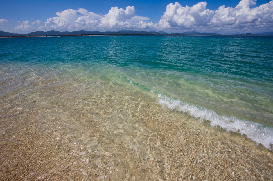 碧蓝海浪轻抚沙滩 海南三亚唯美风景图片