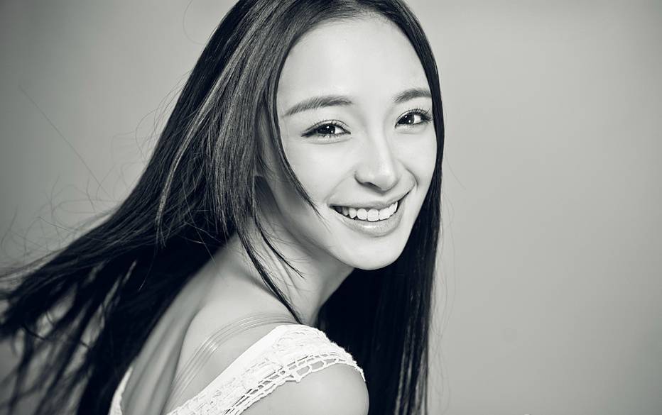 李莎旻子与泰迪甜美欢笑黑白风格写真