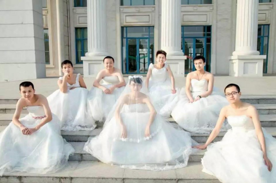 河南一大学男生集体穿婚纱拍毕业照