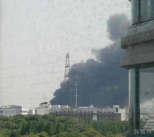 江苏无锡新区一家纺织企业突发大火