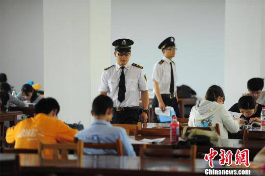 武汉一高校4名保安考上研究生 获称励志保安团