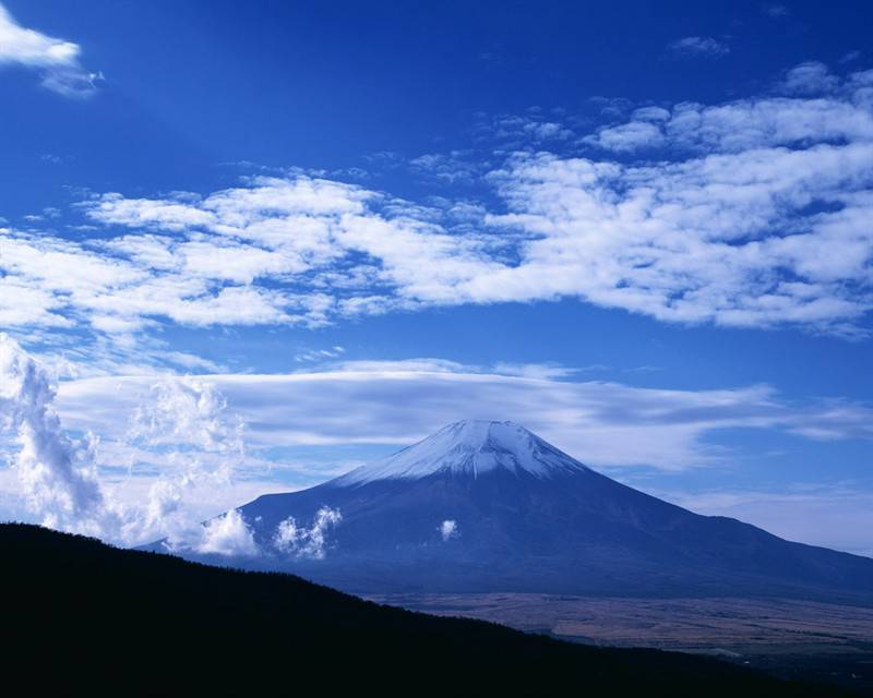 蔚蓝天空高山远景图片